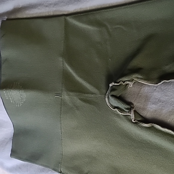 Medium Spanx Look at Me Now green camo leggings - Picture 9 of 9